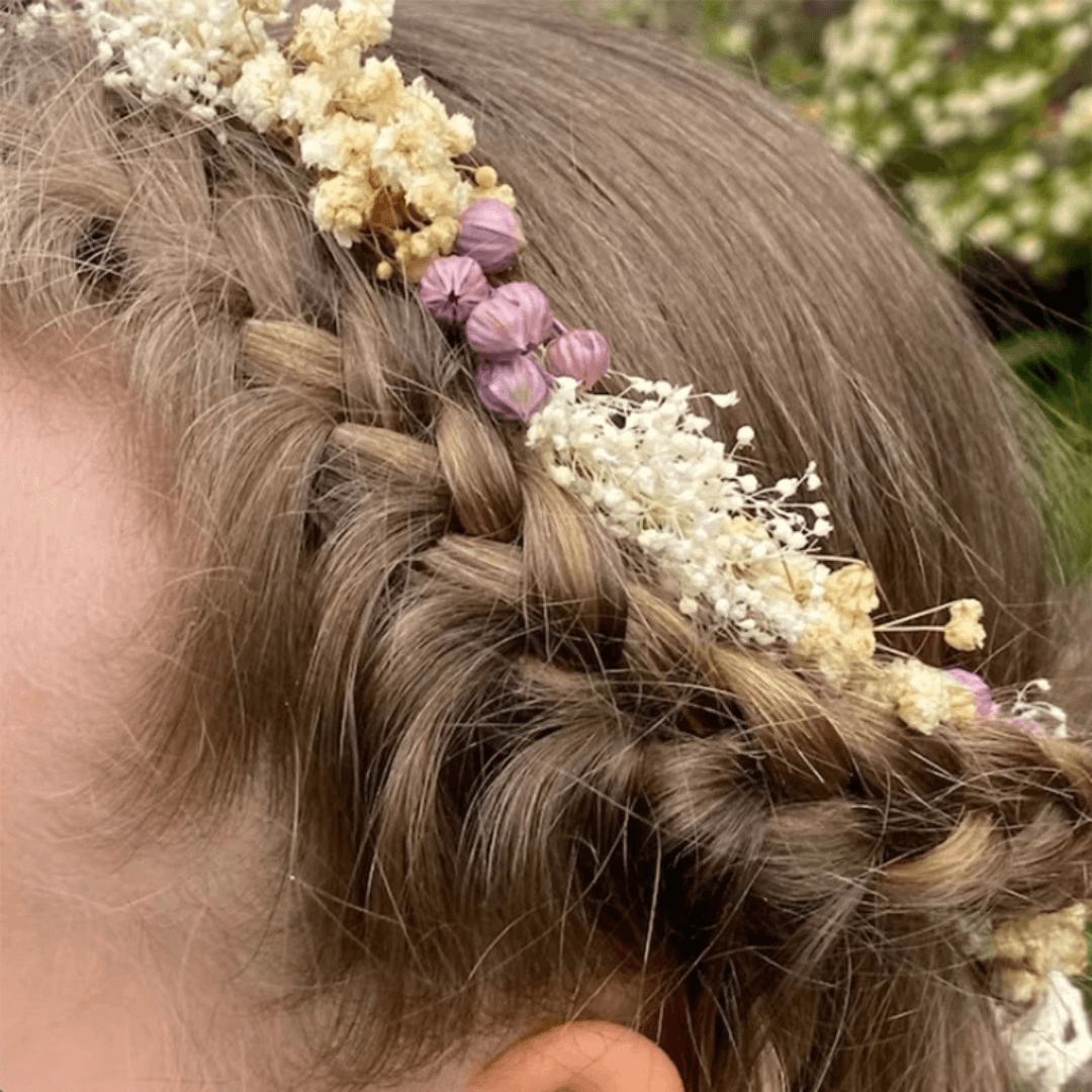 couronne violette et blanche de fleurs séchée pour fête