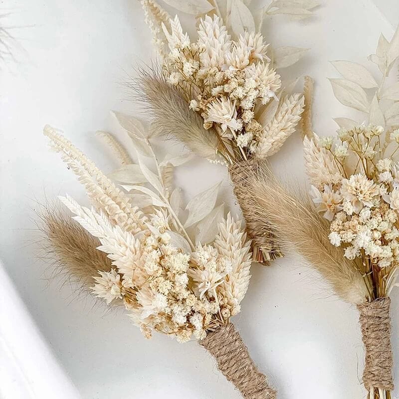 trois petits bouquets de fleurs séchées blancs