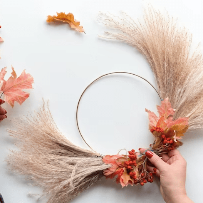 couronne murale de fleurs séchées en fabrication